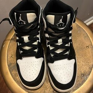 Jordan 1 Mid, White Shadow size Men’s 6 ( woman’s 8)